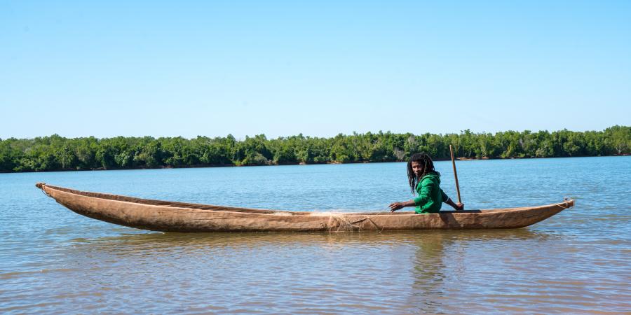 à Madagascar, les pêcheurs artisanaux risquent leur vie dans des pirogues en bois