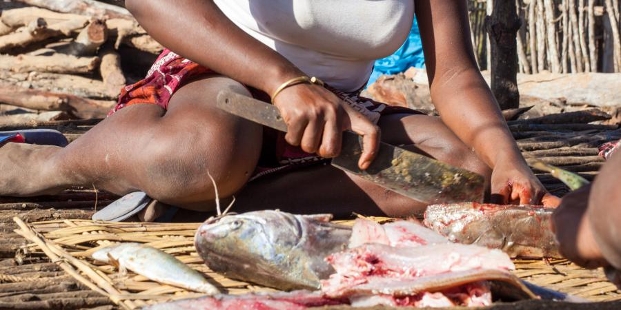 femme qui transforme du poisson à Madagascar. 
