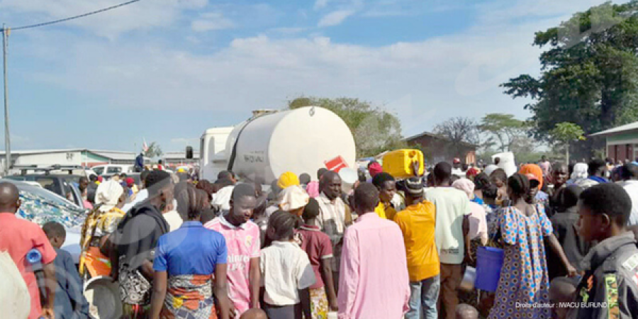 Suite à l'entrée du M23 dans la ville d'Uvira, les populations fuient vers le Burundi. 
